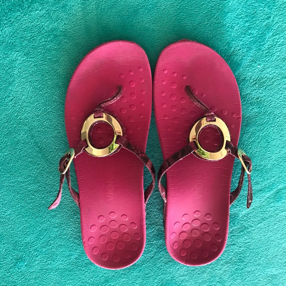 VIONIC ADJUSTABLE PINK SANDAL 9 GENTLY USED, CUTE!